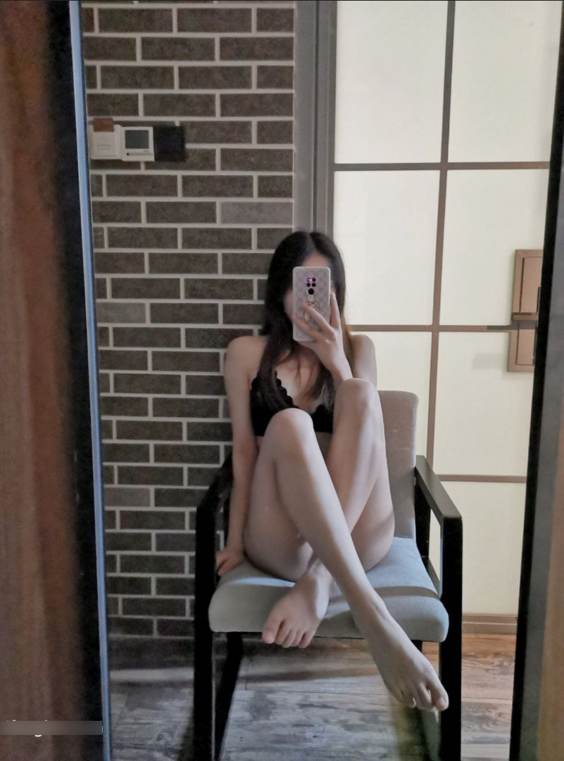 《深大舞蹈学院 高颜值学妹 许柳思 私拍流出 女仆装口交反差炸裂 x吃瓜现场直接硬了》配图 3 Snipaste_2026-09-15_19-01-09.png