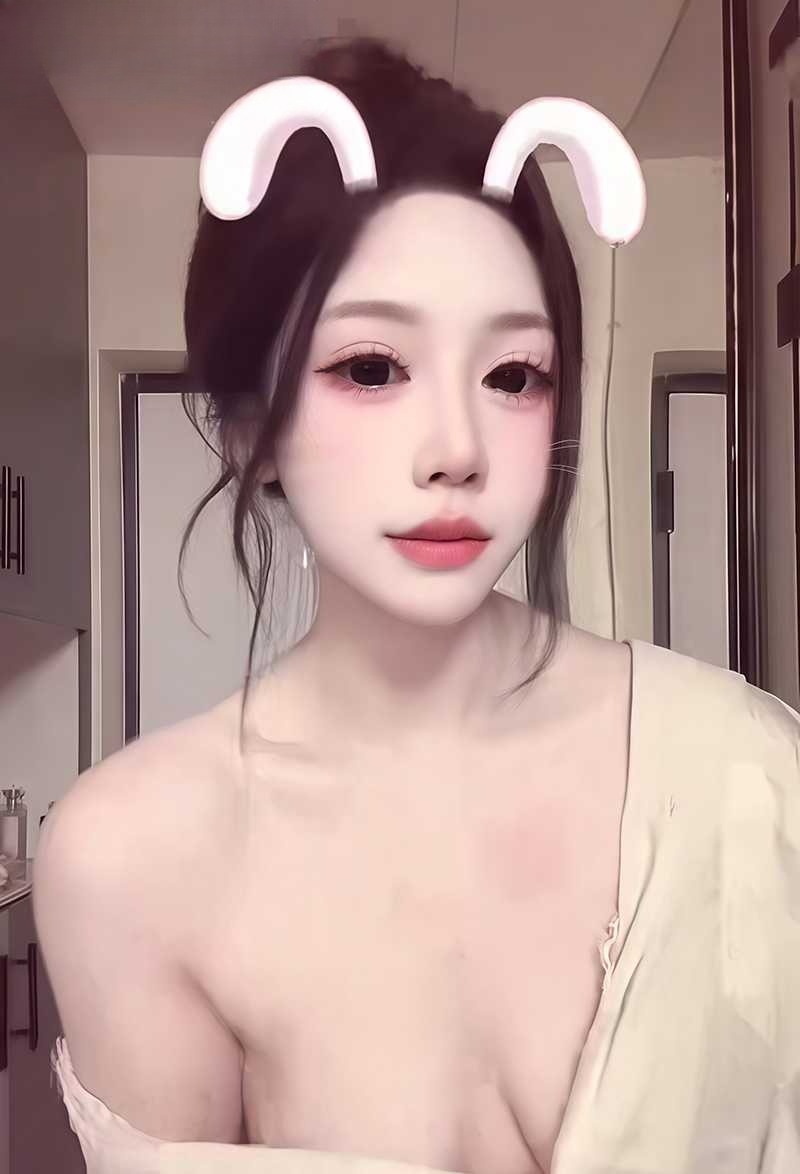 《抖音高颜值御姐 小玺不吃鱼 私密福利 一字马真空抬腿 各种淫装露奶发骚》配图 1 image (1).jpg
