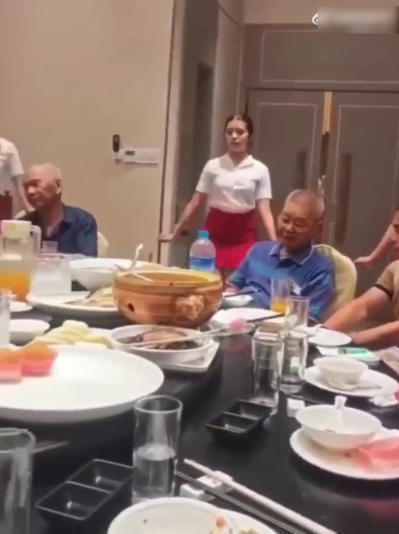 《劲爆大瓜 缅甸来自各个民族武装组织的领导人 餐厅聚会进行非正式的和平会谈 现场美女环绕 热情曼舞 画面极具冲击》配图 3 Snipaste_2026-09-20_12-16-50.png