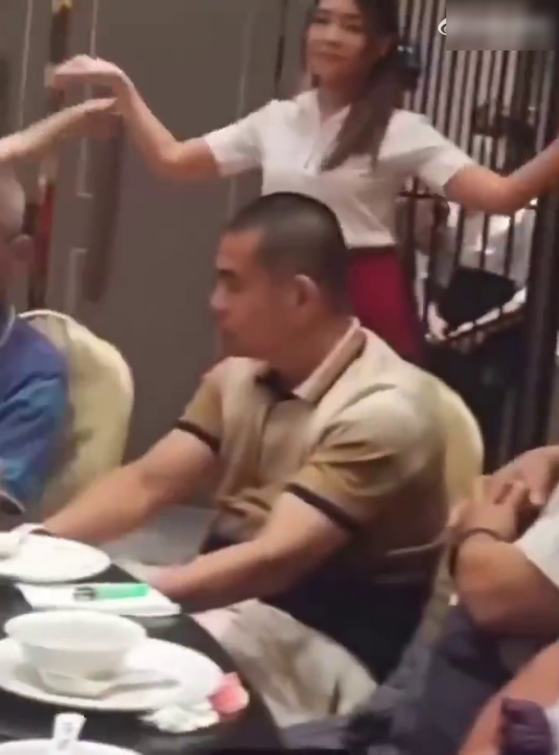 《劲爆大瓜 缅甸来自各个民族武装组织的领导人 餐厅聚会进行非正式的和平会谈 现场美女环绕 热情曼舞 画面极具冲击》配图 9 Snipaste_2026-09-20_12-18-45.png