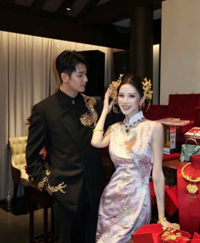 《刚办完中式婚礼就翻车!梅尼耶婚后被爆密会车模,宠妻人设碎一地》配图 3 photo_2026-09-26_18-42-59.jpg