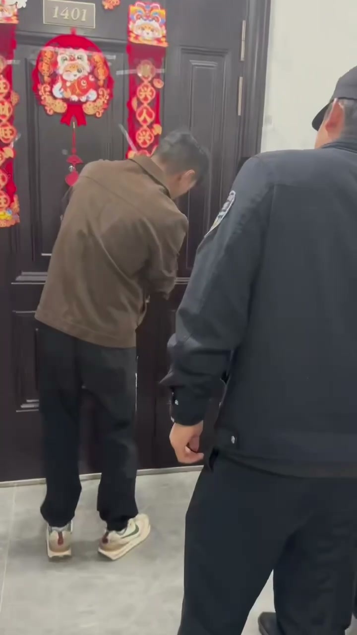 《警察带原配捉奸现场 直接把出轨女赤身拽下床 男方3秒光速穿衣 x吃瓜最刺激实录》配图 1 photo_2026-09-18_16-35-01.jpg