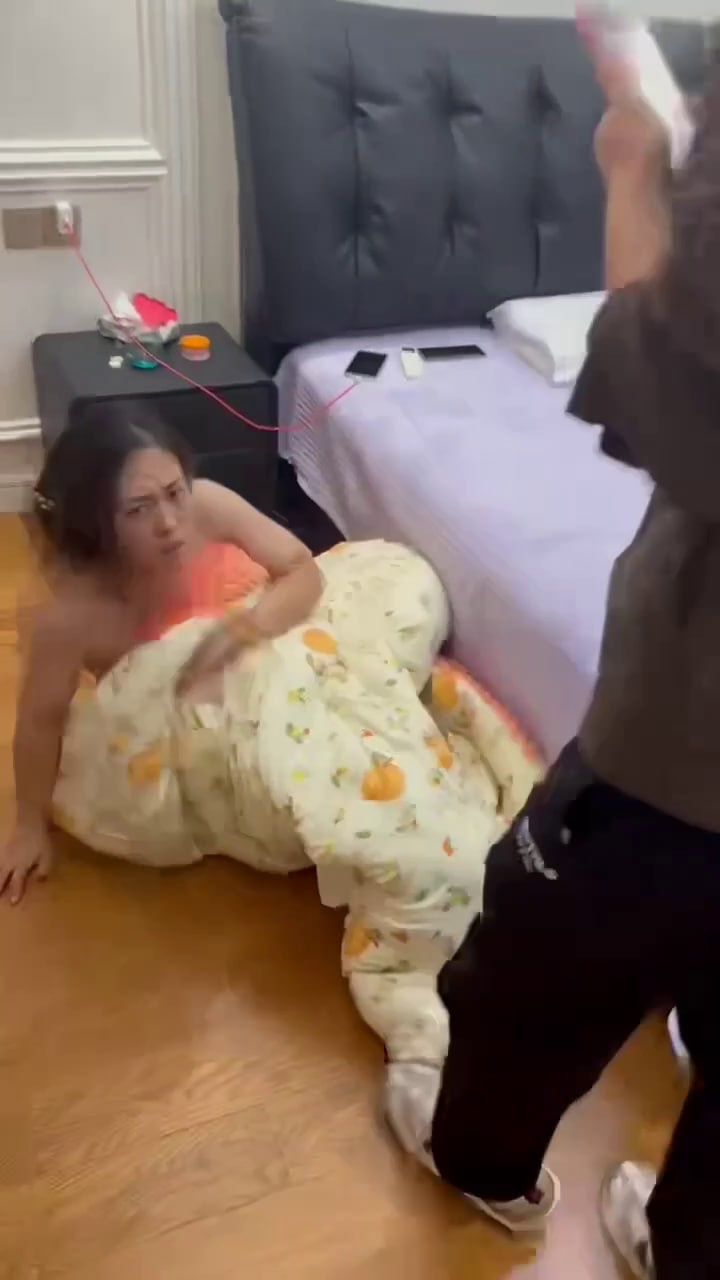 《警察带原配捉奸现场 直接把出轨女赤身拽下床 男方3秒光速穿衣 x吃瓜最刺激实录》配图 3 photo_2026-09-18_16-35-01 (3).jpg