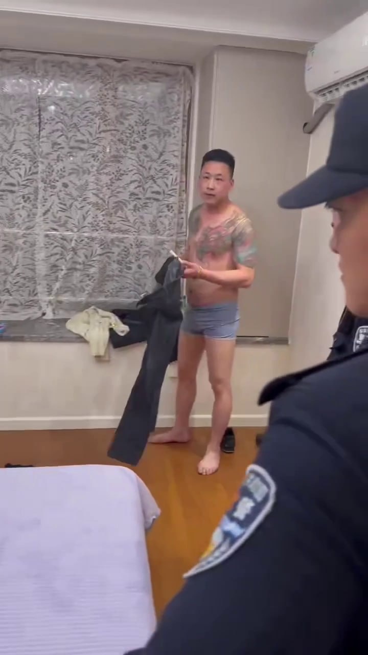 《警察带原配捉奸现场 直接把出轨女赤身拽下床 男方3秒光速穿衣 x吃瓜最刺激实录》配图 6 photo_2026-09-18_16-35-02 (4).jpg