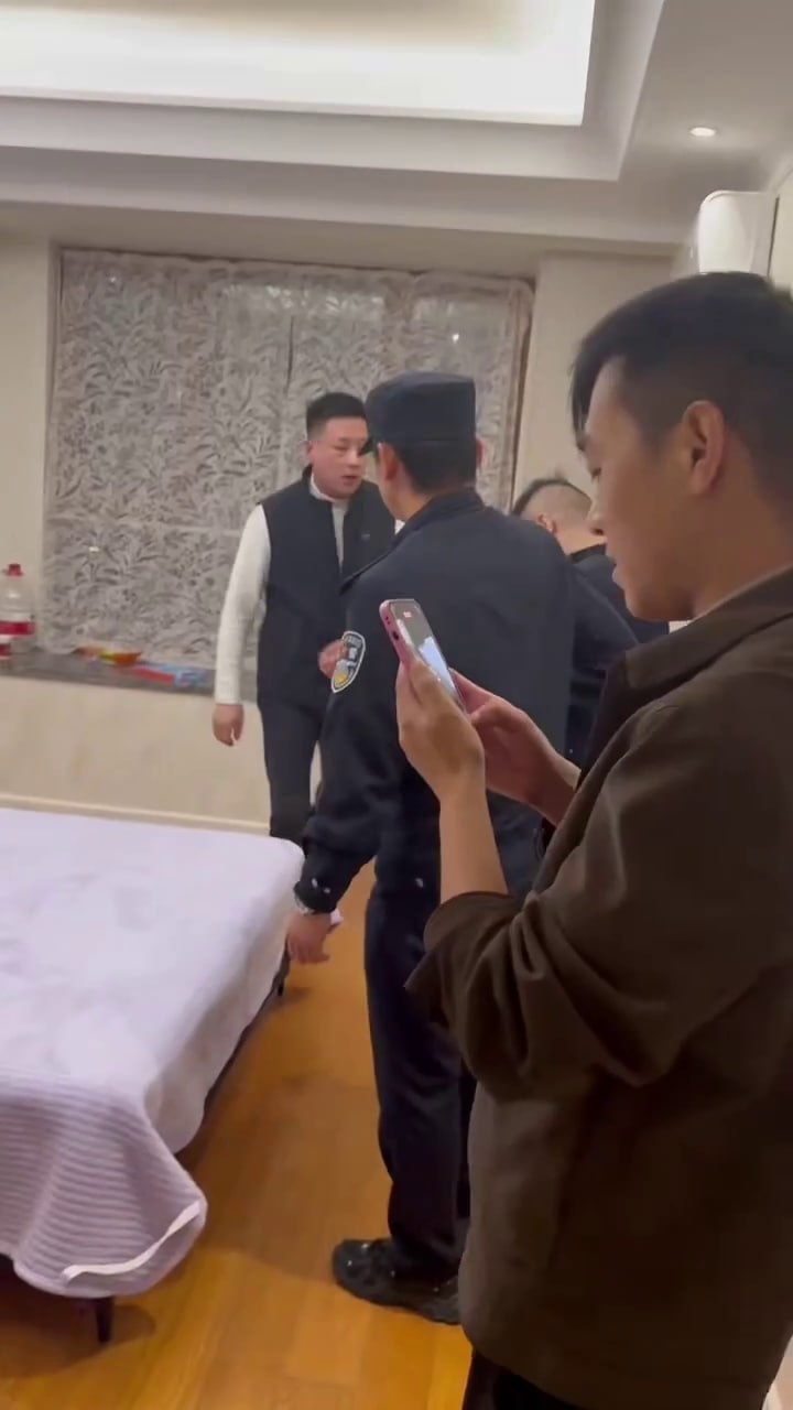《警察带原配捉奸现场 直接把出轨女赤身拽下床 男方3秒光速穿衣 x吃瓜最刺激实录》配图 7 photo_2026-09-18_16-35-02 (5).jpg