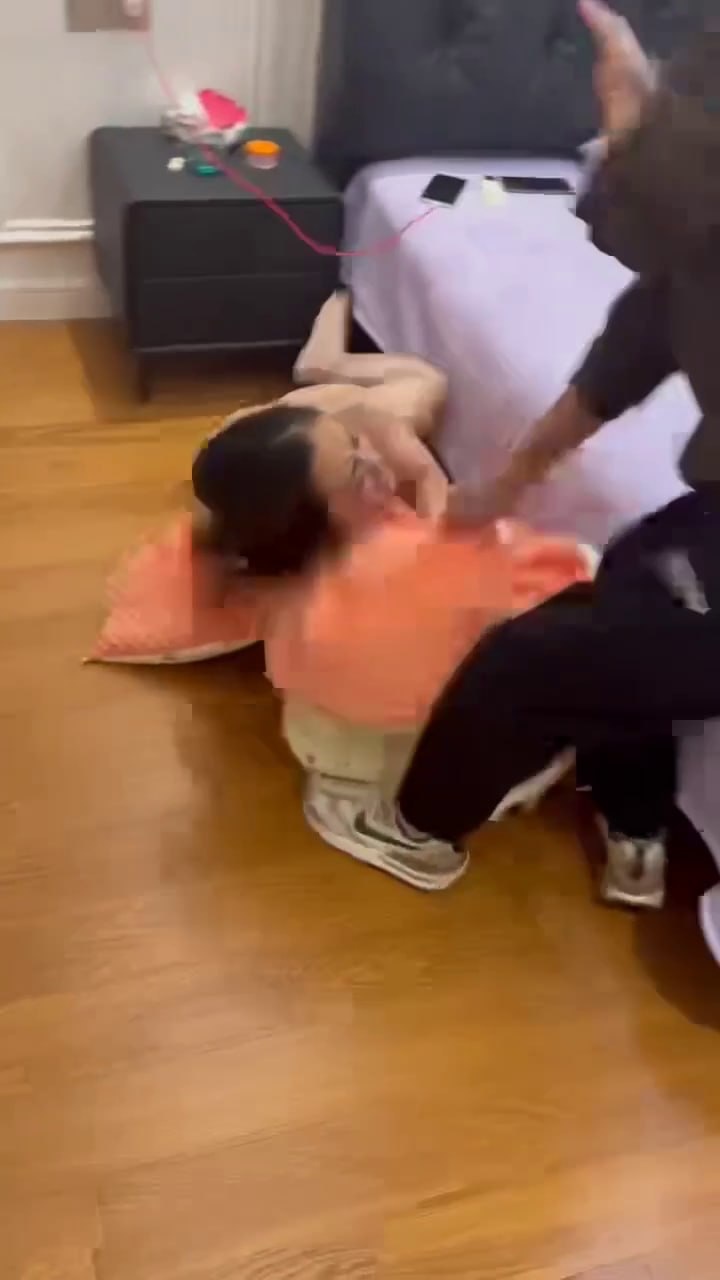 《警察带原配捉奸现场 直接把出轨女赤身拽下床 男方3秒光速穿衣 x吃瓜最刺激实录》配图 8 photo_2026-09-18_16-35-02.jpg