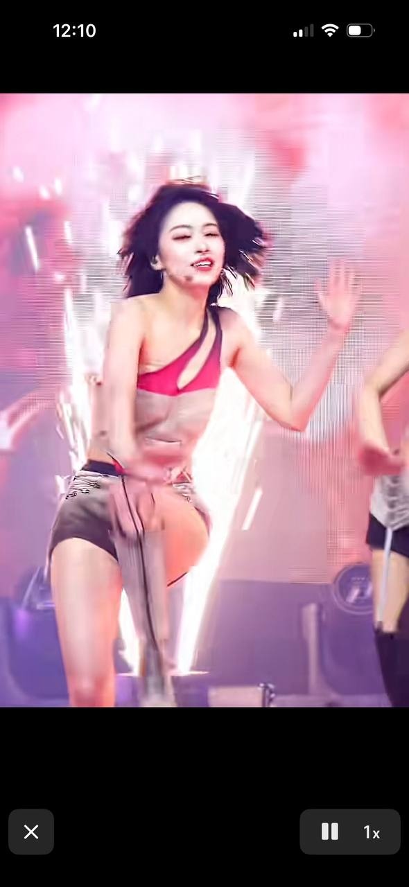 《韩国女团ITZY申留真马尼拉巡演舞台伸手调整连身衣引热议 直播亲释疼痛难忍并致歉》配图 4 photo_2026-09-06_21-44-08 (2).jpg