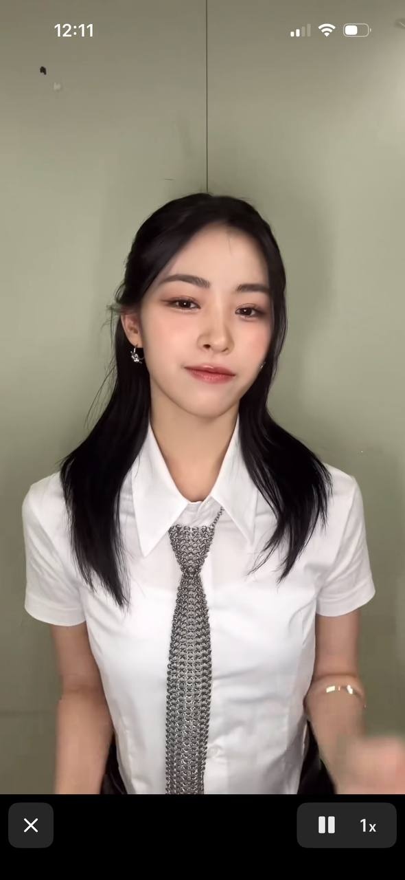 《韩国女团ITZY申留真马尼拉巡演舞台伸手调整连身衣引热议 直播亲释疼痛难忍并致歉》配图 6 photo_2026-09-06_21-44-08 (3).jpg