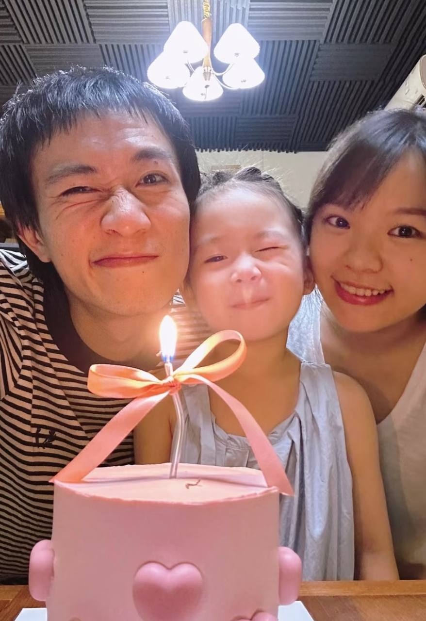 《回春丹主唱 刘西蒙 婚内睡粉实锤曝光 一边秀妻女一边多线操作 聊天记录尺度炸裂 巡演期间婚内出轨女乐迷全网疯传》配图 5 photo_2026-08-26_13-15-38 (3).jpg