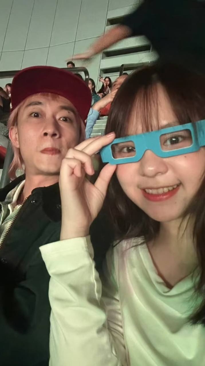 《回春丹主唱 刘西蒙 婚内睡粉实锤曝光 一边秀妻女一边多线操作 聊天记录尺度炸裂 巡演期间婚内出轨女乐迷全网疯传》配图 6 photo_2026-08-26_13-15-38 (4).jpg